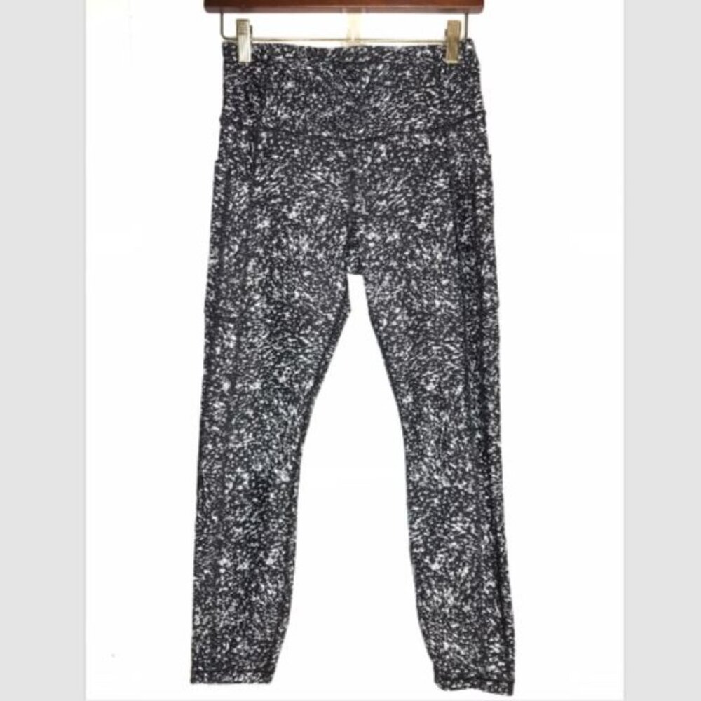 Athleta Size Medium Ultimate Stash Pocket 7/8 Tight Legging Black White
